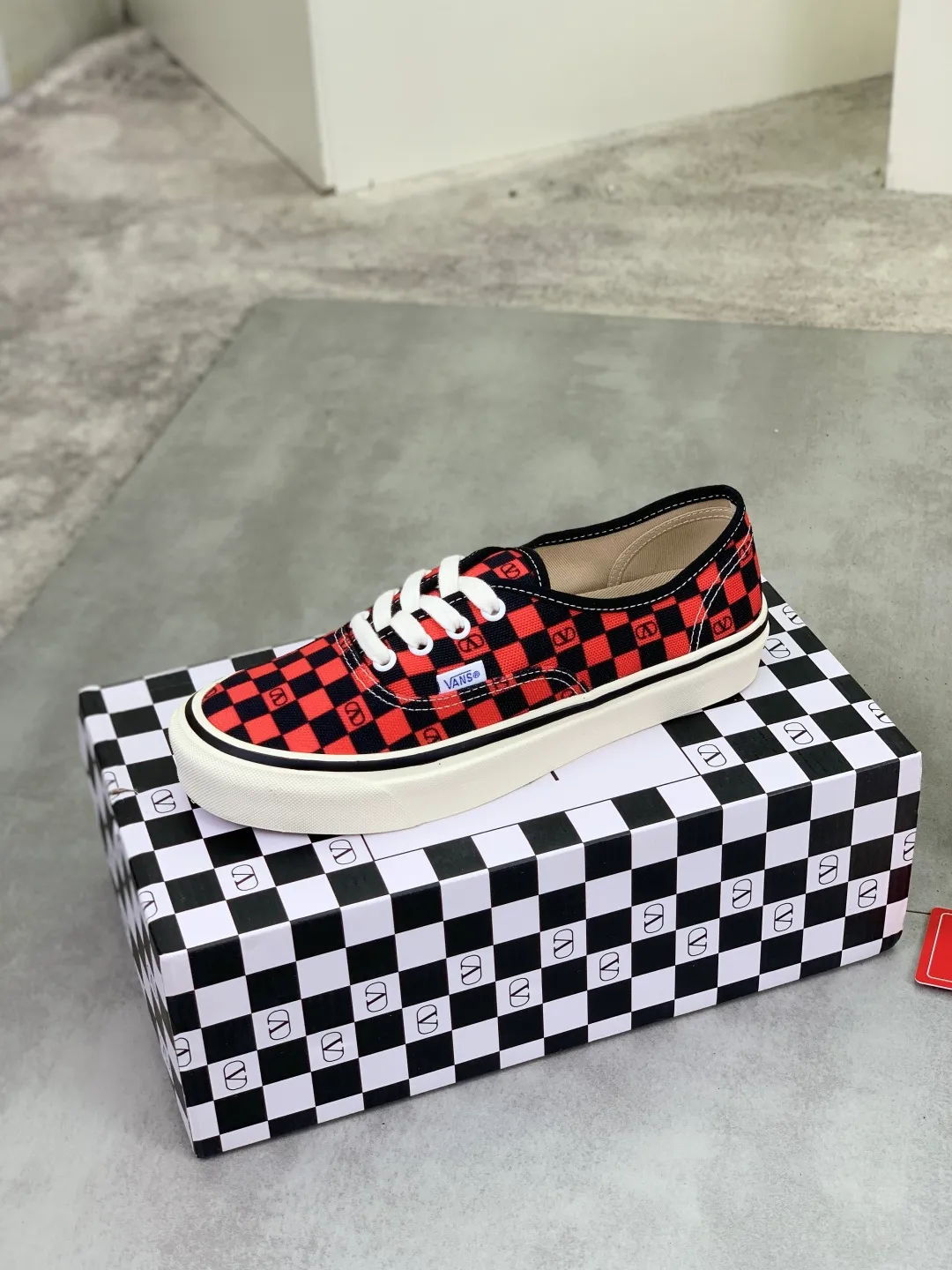Men's shoes 💰P460 New Valentino❌Wans co-branded Valentino and Vans release new co-branded sneakers, integrating Valentino's Italian high-definition aesthetics and Vans's free and authentic spirit, giving classic shoes a personality that spans the ages. Many stars - Jolin Tsai. Yang Zi. Liu Wen. Ma Baiquan. Choi Soobin. freen. Song Zuer. JJ Lin. zel. Cecilia Cheung. shark. Xin Yunlai...Same style. Female model: 35-42 (41.42 is custom-made and non-refundable) Men's model: 39-46 (45.46 is custom-made and non-refundable)